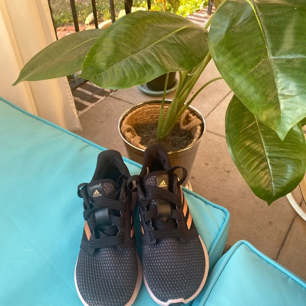 Adidas bounce kids sneakers size 4.5 EUC